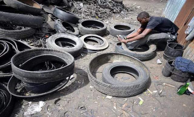 非洲為什麼大量回收廢舊輪胎？ 看看他們腳上厚重的輪胎鞋就明白了