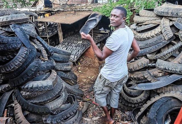 非洲為什麼大量回收廢舊輪胎？ 看看他們腳上厚重的輪胎鞋就明白了