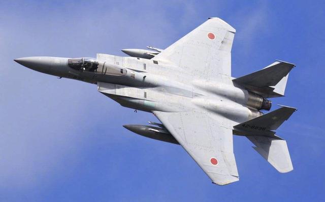 日本戰機又出事了！ F15J機腹擦出一片火花，塔台：忘記提醒了