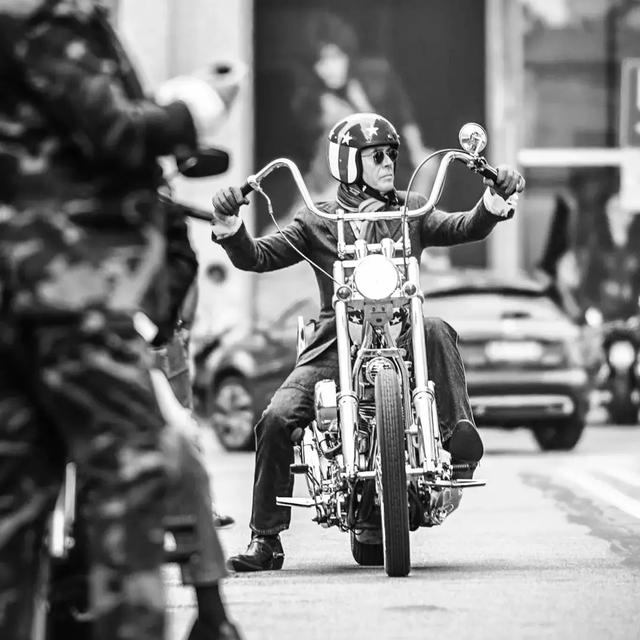 西裝革履的“正裝騎士”告訴你，機車不只有速度與激情