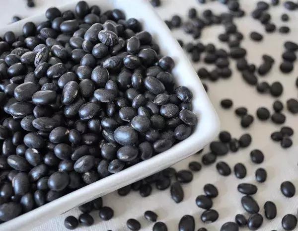 黑豆是“秋冬第一豆”，補肝腎、養氣血、潤秋燥！ 小小一把，全家都受補