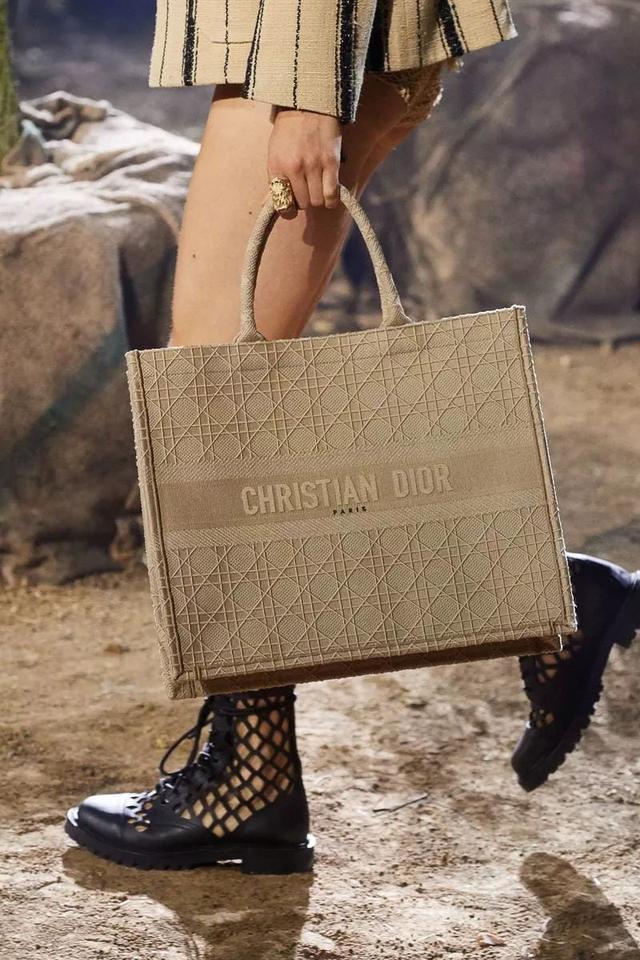 放大直擊美麗的迪奧Dior 2020春夏秀中的大包袋