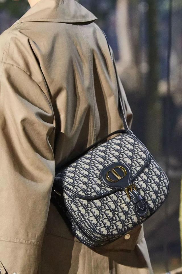 放大直擊美麗的迪奧Dior 2020春夏秀中的大包袋
