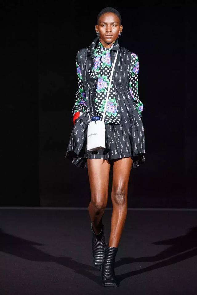 巴黎世家Balenciaga2019秋季女裝秀