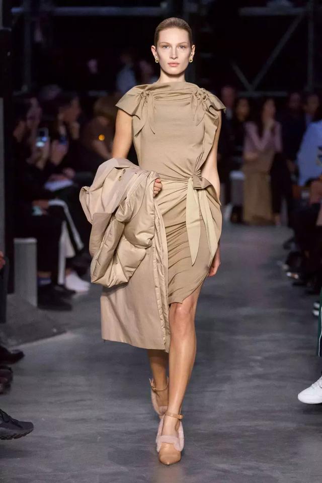 Burberry博柏利2019秋季女裝秀