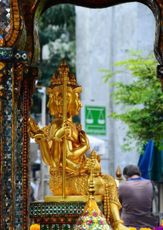 一國外寺廟，80米廟身居然盤著一條巨龍，來源成謎