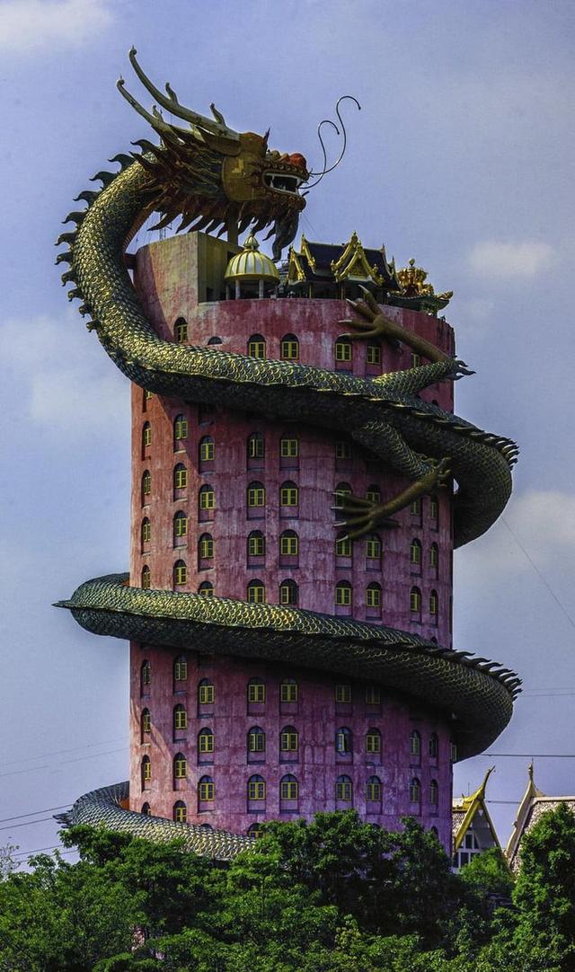 一國外寺廟，80米廟身居然盤著一條巨龍，來源成謎