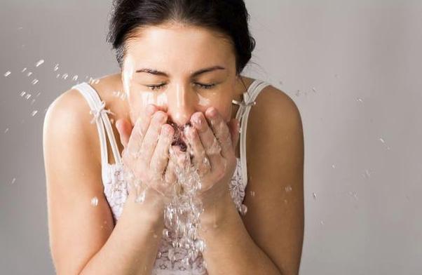 洗臉時別犯這4個錯誤，皮膚容易變壞還增大毛孔