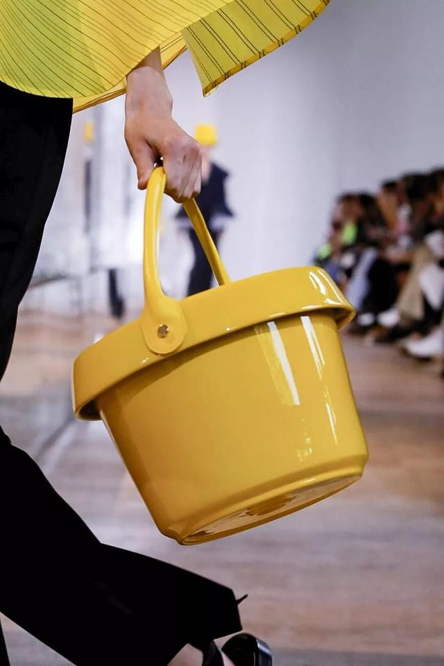 Fashion | 又一神仙操作! 原來時髦精流行提“桶”相見了?