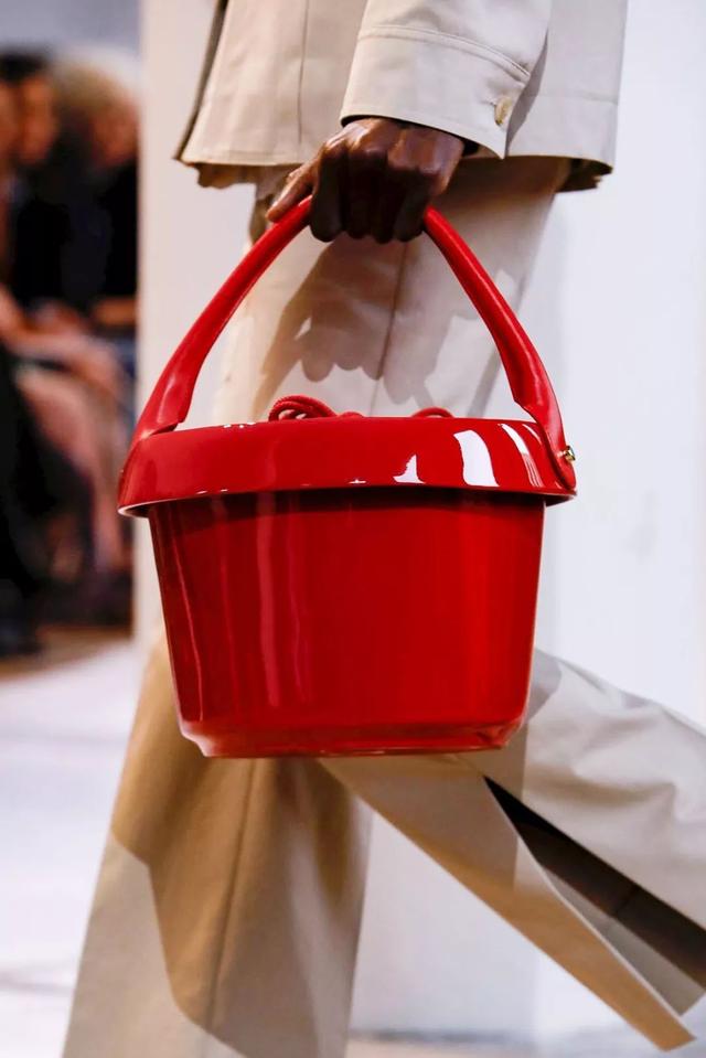Fashion | 又一神仙操作! 原來時髦精流行提“桶”相見了?