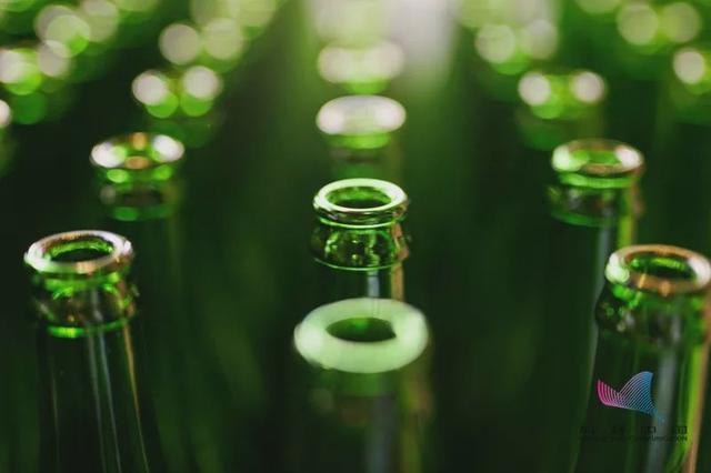 為什麼啤酒瓶大多是綠色的,不能做成透明的嗎? 真相來了