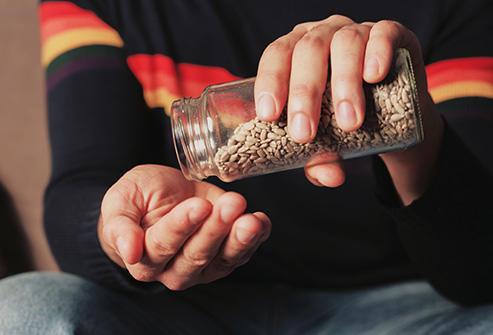 眼睛乾澀刺痛，該給眼補營養了！ 10種護眼食物不要錯過