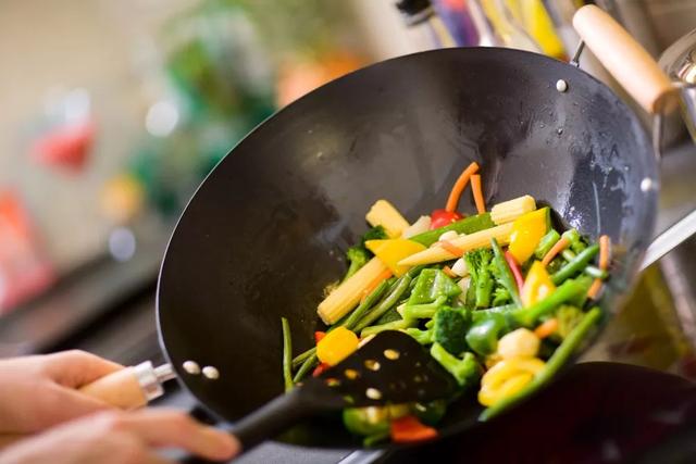 買回家的蔬果肉蛋，會帶有新冠病毒嗎？ 取快遞、外賣會不會被感染？ 權威的答案來了