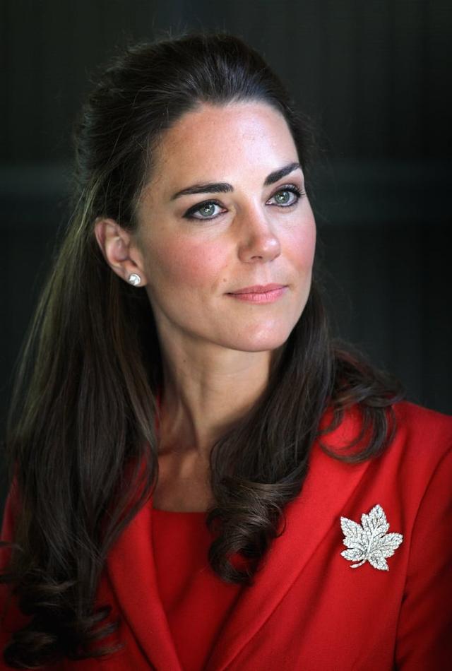 聊聊凱特王妃常戴的八款胸針，既傳承了王室榮譽，也寄託家族榮耀
