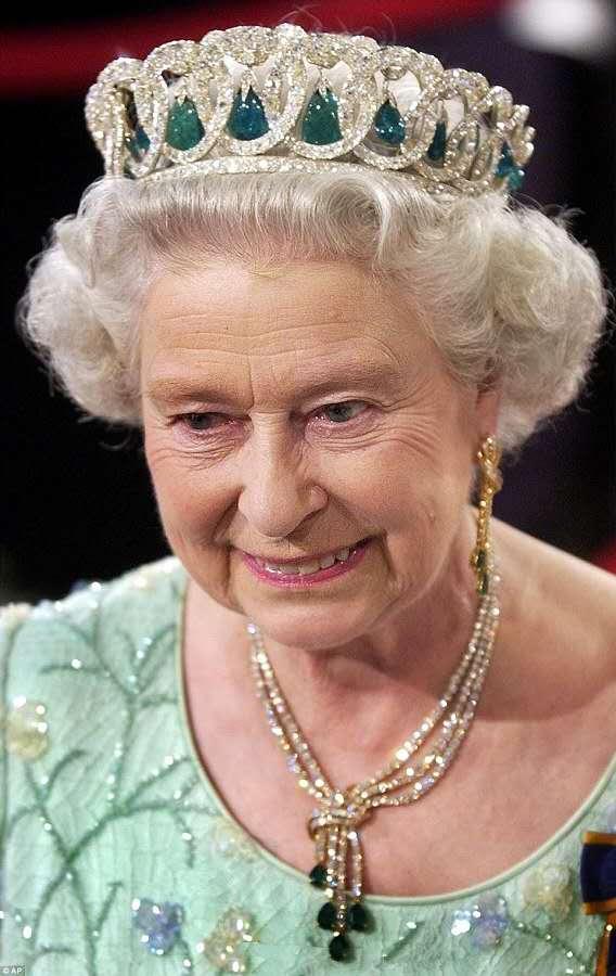 英女王戴最新款護目鏡，專屬口罩更是潮爆，時髦之下難掩眼眶發紅
