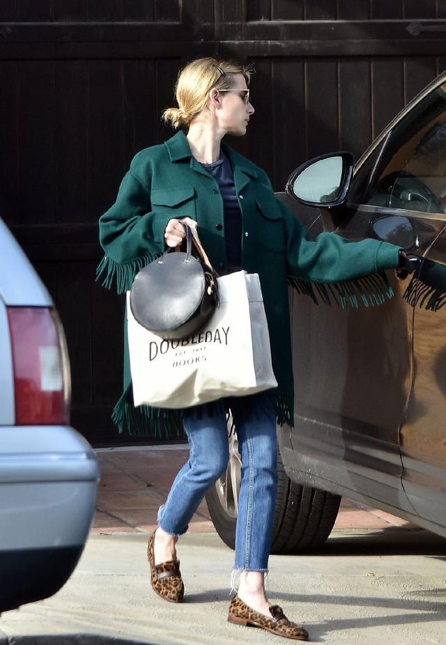 牛仔褲的多種搭配，你值得擁有！ 快來看看Emma Roberts是怎樣穿的