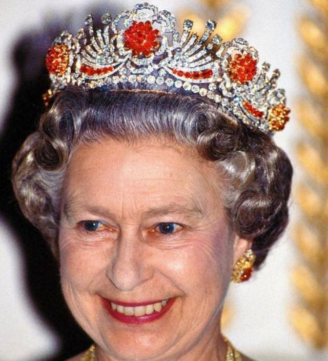 王室的女人王冠好多！ 英國女王最喜歡這一頂，戴安娜的傳家寶耀眼