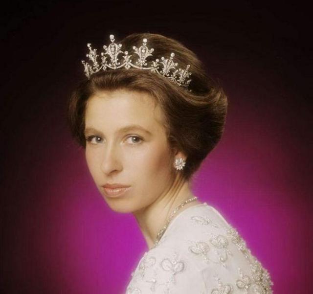 王室的女人王冠好多！ 英國女王最喜歡這一頂，戴安娜的傳家寶耀眼