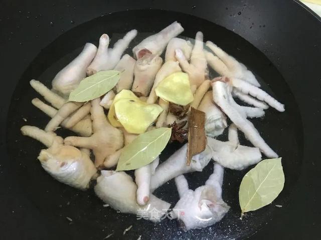 這樣做雞爪真的太好吃了,越吃越上頭! 你們一定要試試看