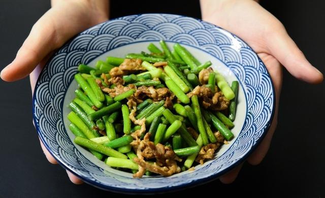 炒蒜苔請勿直接下鍋油油炸，蒜苔還不會變綠，不入味道反而不好吃