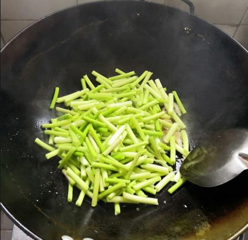 炒蒜苔請勿直接下鍋油油炸，蒜苔還不會變綠，不入味道反而不好吃