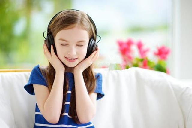 孩子邊聽歌邊寫作業會影響學習嗎？ 寶媽們別信了，聽老師們怎麼說