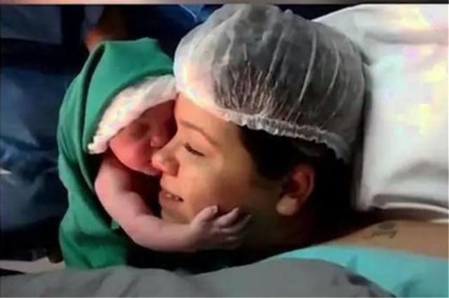 嬰兒抱著母親不肯鬆手，邊親吻邊流淚，護士感動得淚流滿面