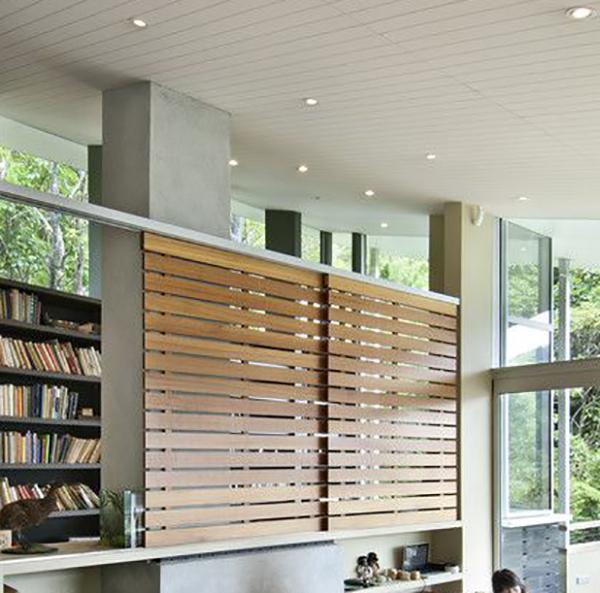 給閣樓床裝個移動護欄，小戶型經師傅這麼一改，成了單獨一間房