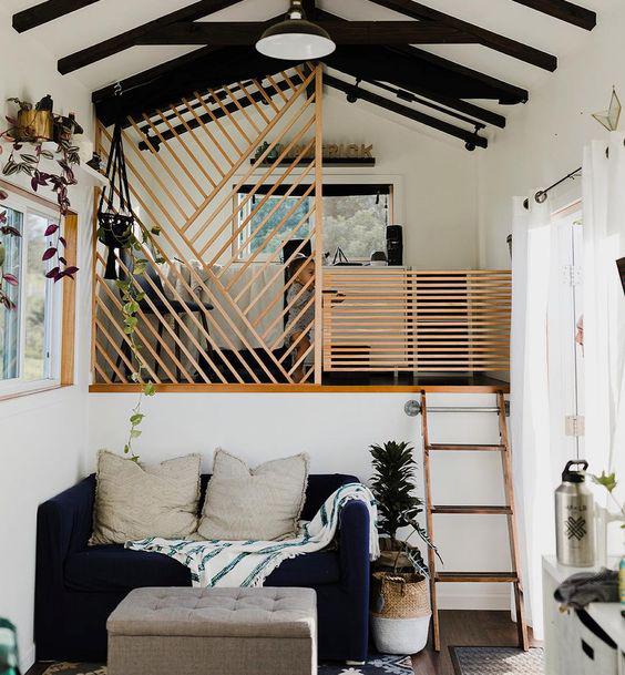 給閣樓床裝個移動護欄，小戶型經師傅這麼一改，成了單獨一間房