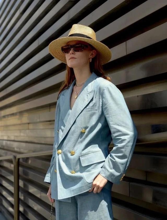 2020時尚街拍｜石灰藍的輕盈和時髦，治愈繫心靈的顏色！