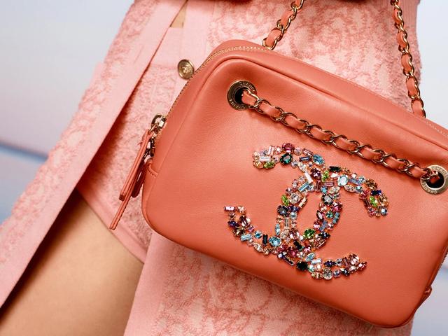 香奈兒Chanel 2021春夏度假系包袋，度假風充滿五彩繽紛的活力
