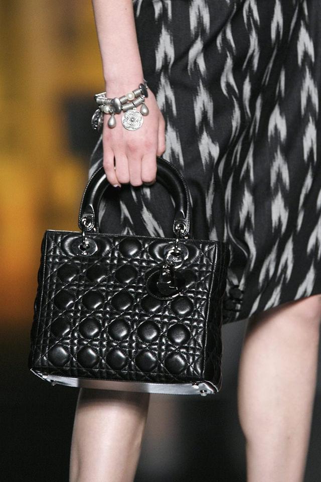經典的迪奧Lady Dior 包袋歷史由來，幾十年依然時尚搶手