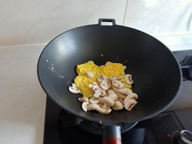南瓜藤太好吃了! 麵粉一拌鮮美無比,每年夏天吃不厭