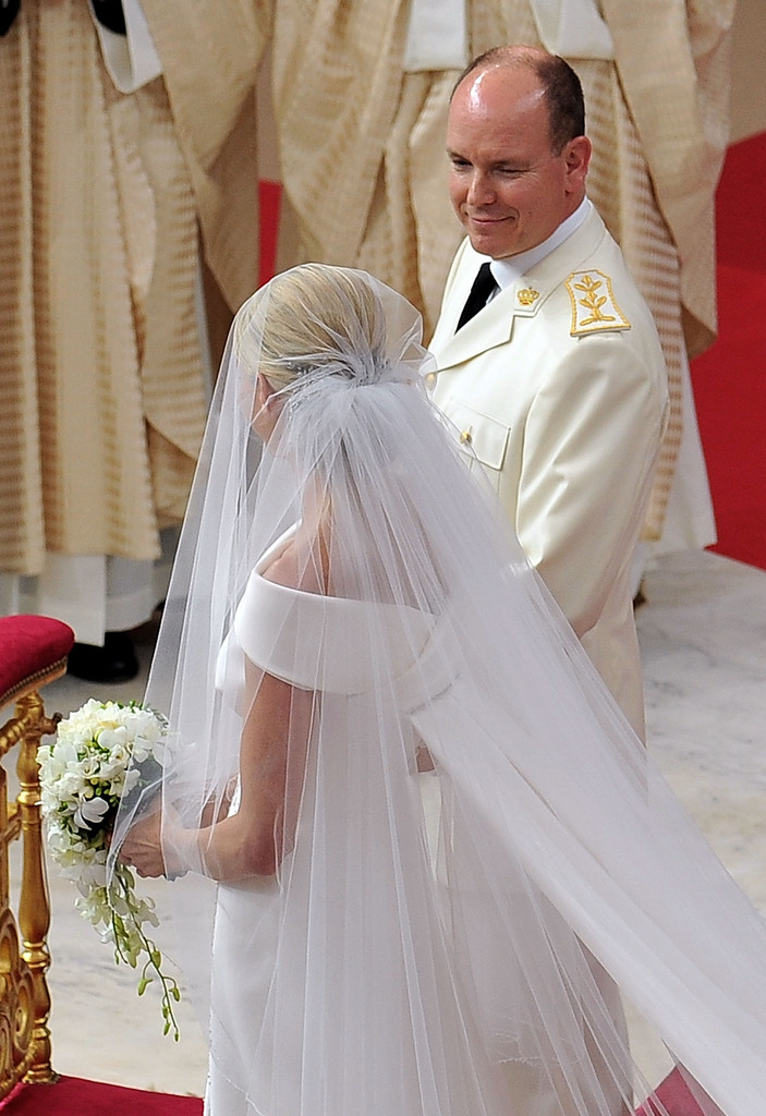 看了這些王室婚禮，原來王妃們佩戴頭紗的方式，可謂百花齊放啊
