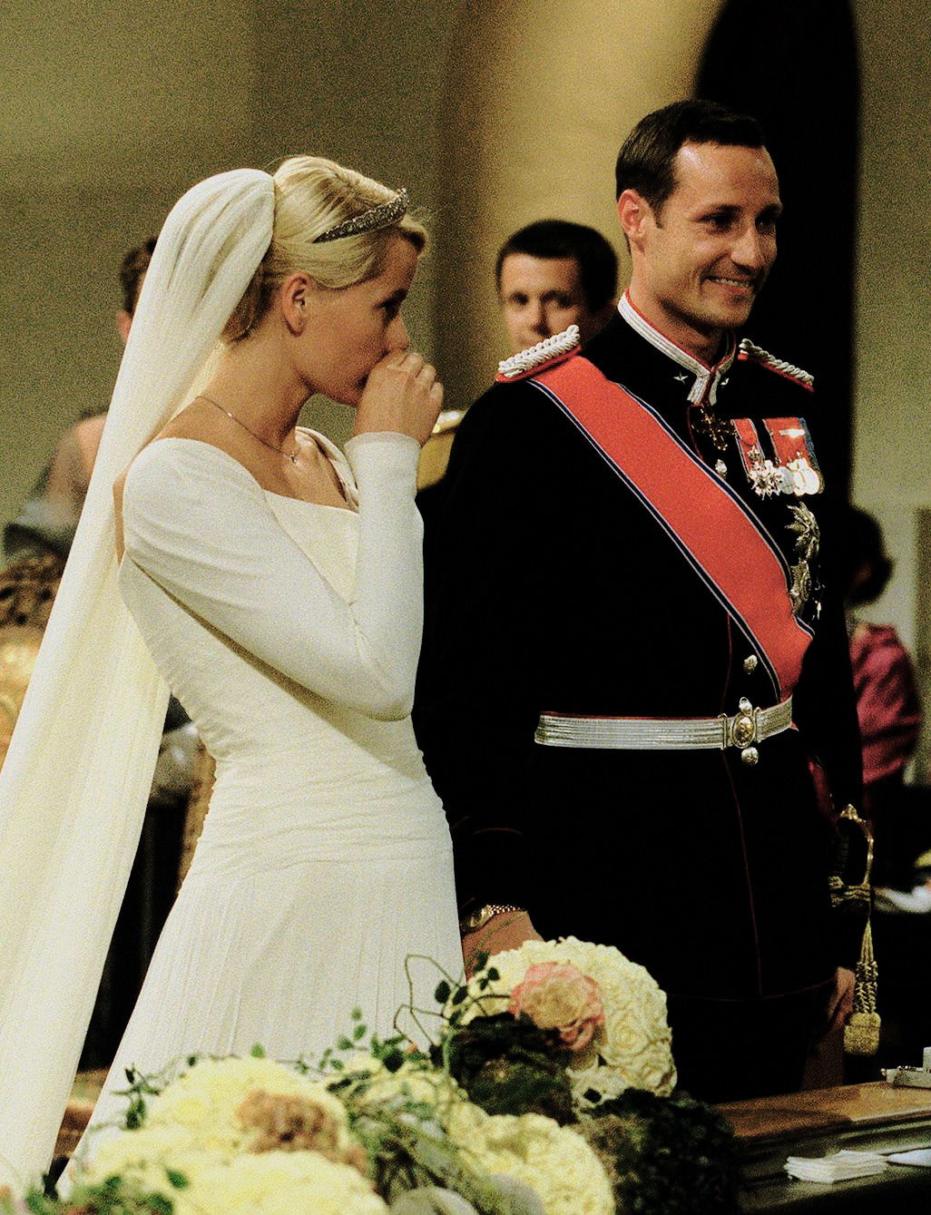 看了這些王室婚禮，原來王妃們佩戴頭紗的方式，可謂百花齊放啊