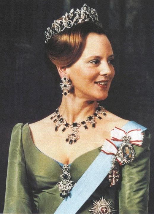 誰說胸針只是開在心口的花，在王室女性手裡，它甚至可以開在頭上
