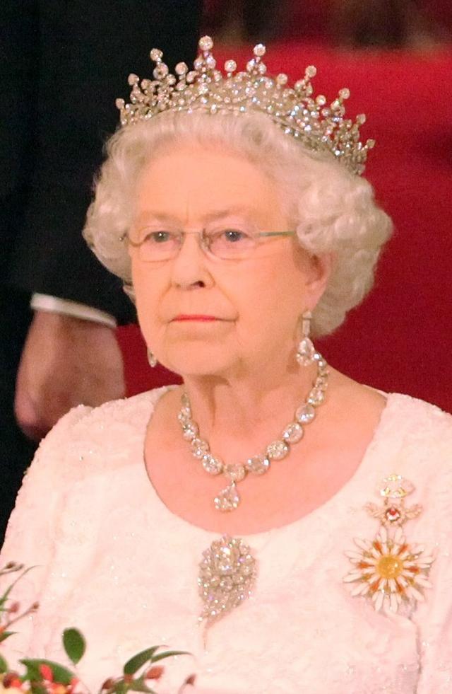 誰說胸針只是開在心口的花，在王室女性手裡，它甚至可以開在頭上