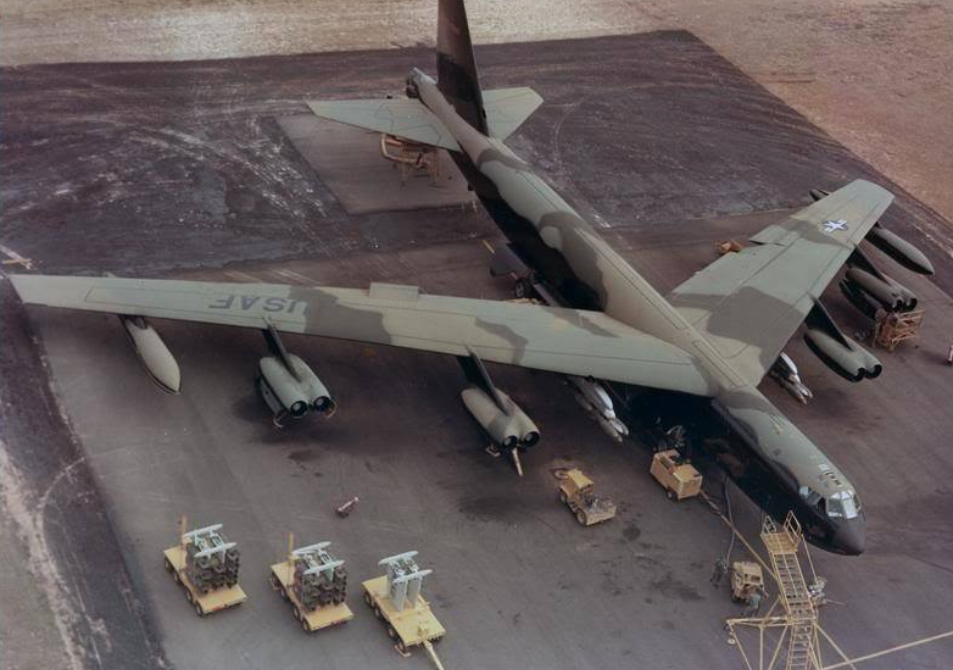 200架B-52持續轟炸11天,結束了50萬美軍打不贏的戰爭