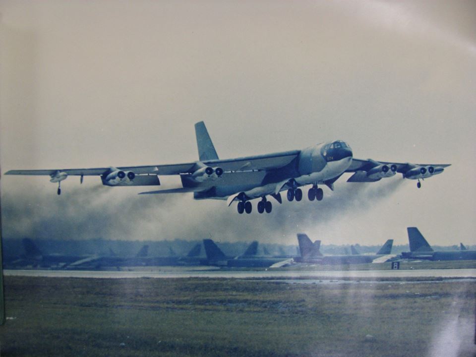 200架B-52持續轟炸11天,結束了50萬美軍打不贏的戰爭