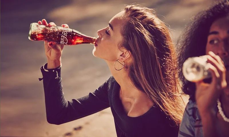 可口可樂未來將換成紙瓶子,網友:106歲的紅黑弧形瓶要再見了?