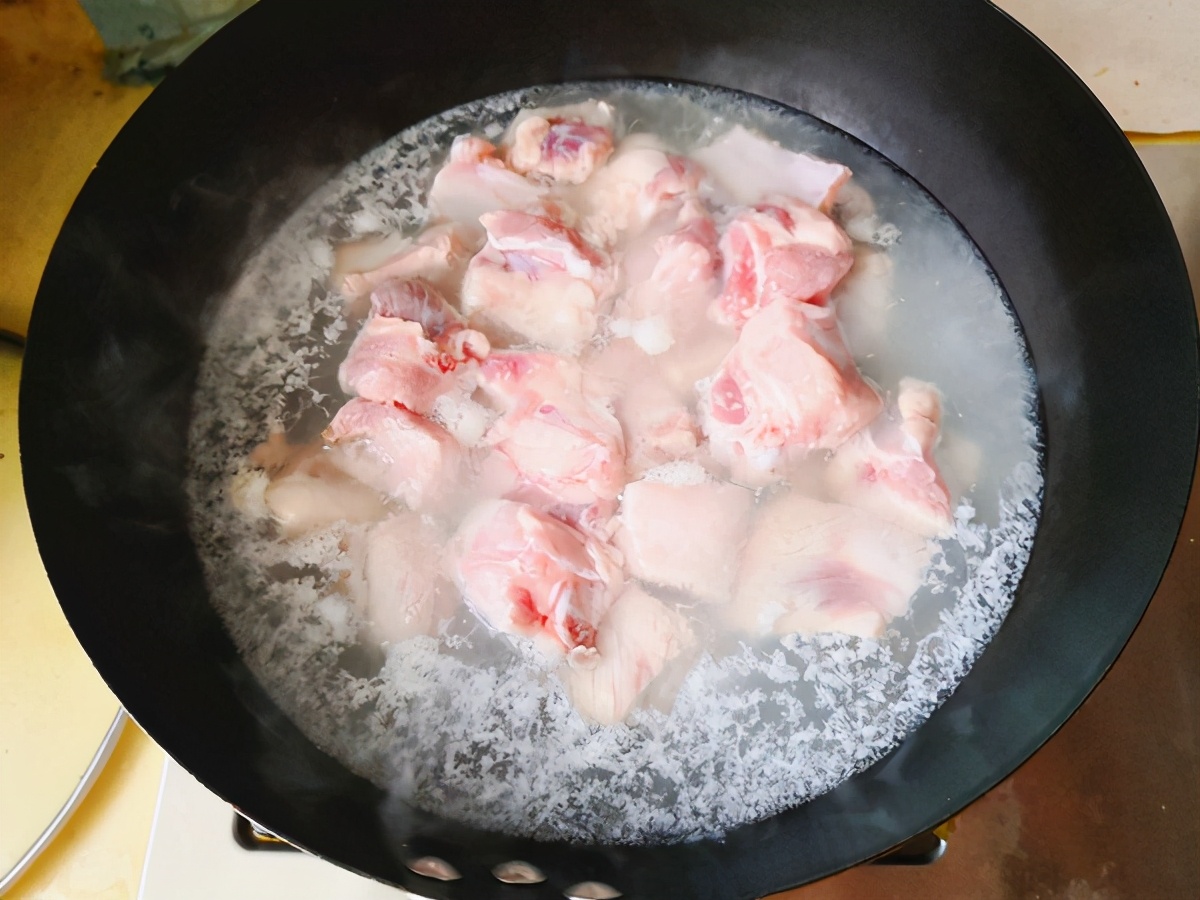 排骨不管怎樣做,先焯水是錯誤的,牢記這“2步”,鮮嫩無腥味