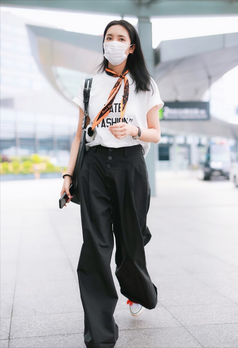 劉雯穿的“Baggy”褲子火了! 它到底有什麼來頭? 時尚圈人手一條