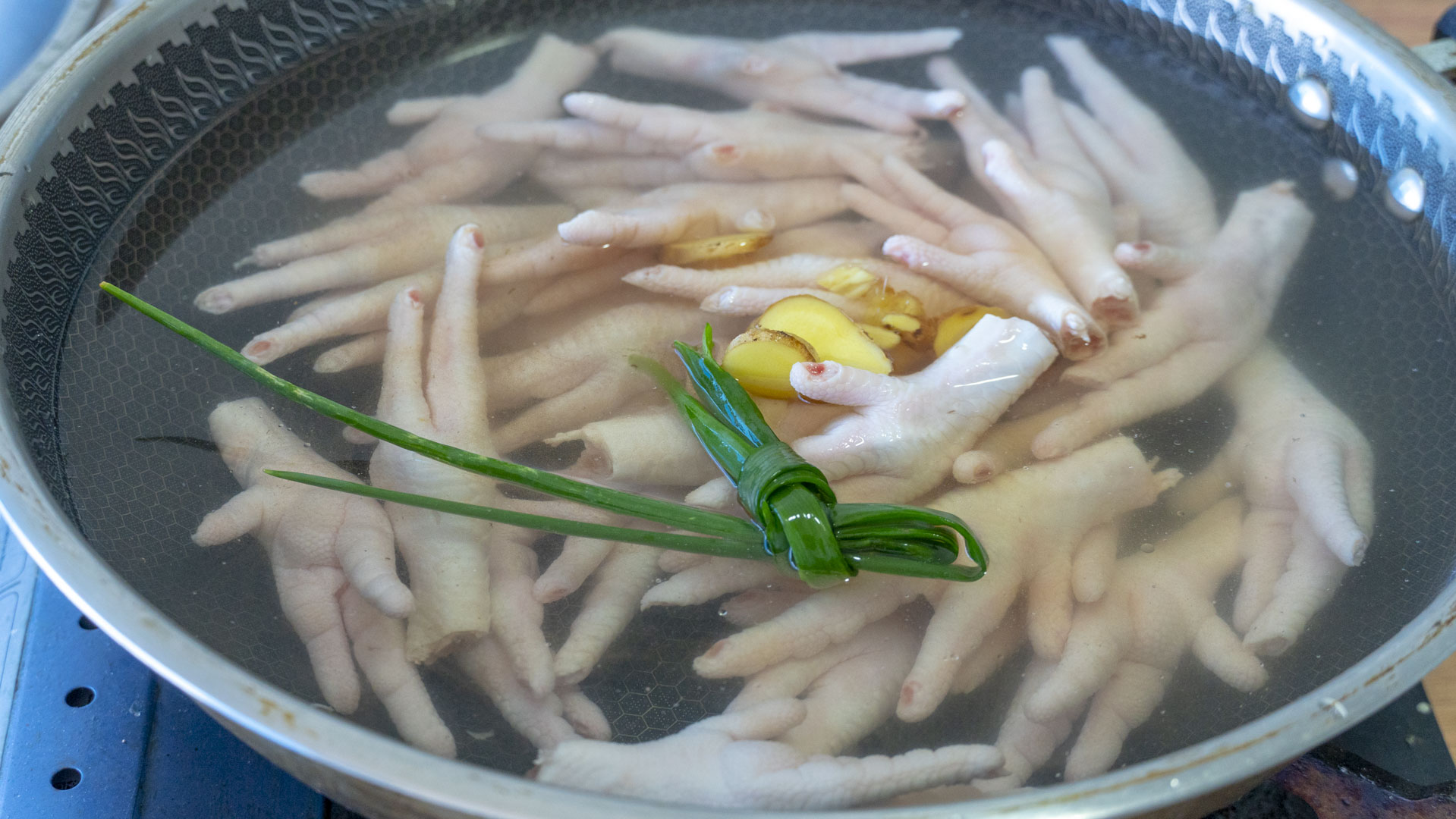 教你做秘製蒸鳳爪，口感酥爛鬆軟，輕輕一呡骨肉分離，滿口留香