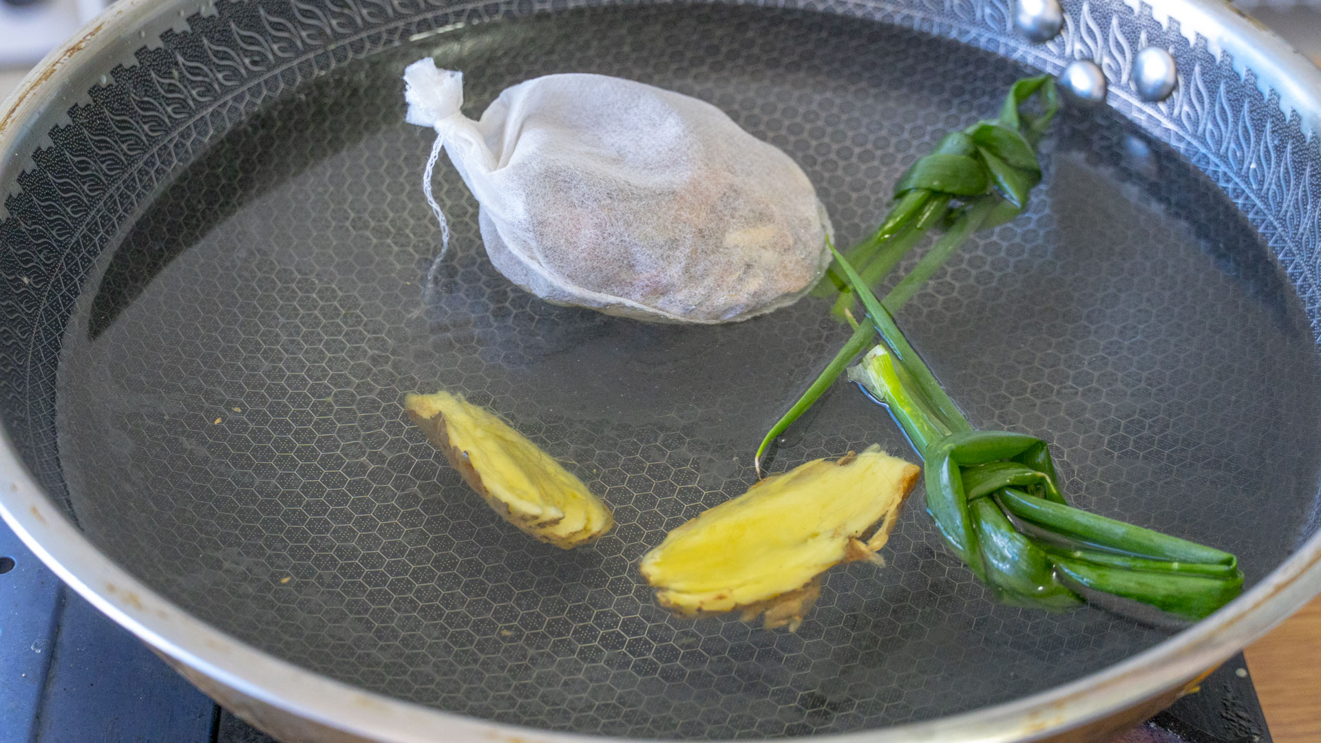 教你做秘製蒸鳳爪,口感酥爛鬆軟,輕輕一呡骨肉分離,滿口留香