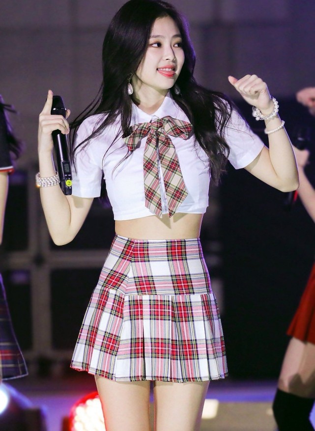穿襯衫配百褶裙的Jennie,甜美又漂亮,“漫畫腰”太美了