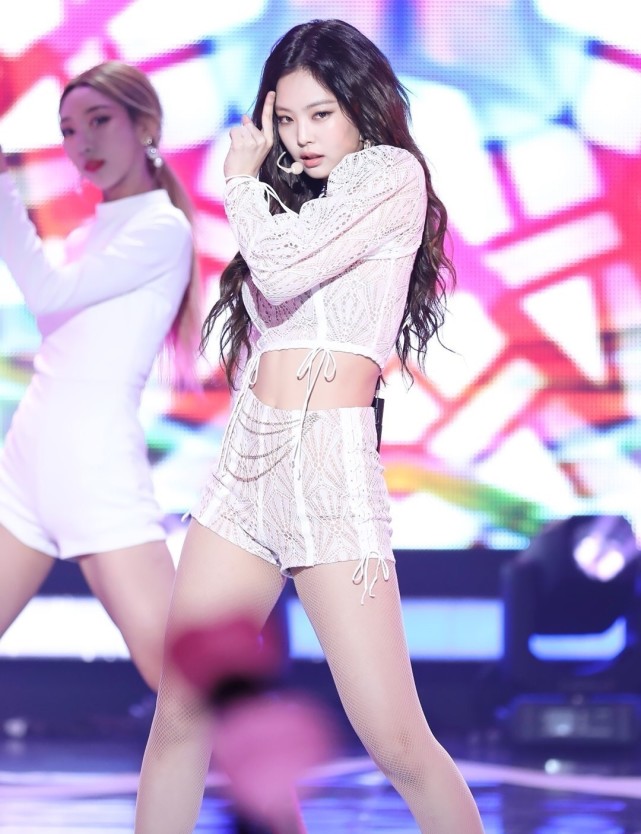 穿襯衫配百褶裙的Jennie,甜美又漂亮,“漫畫腰”太美了