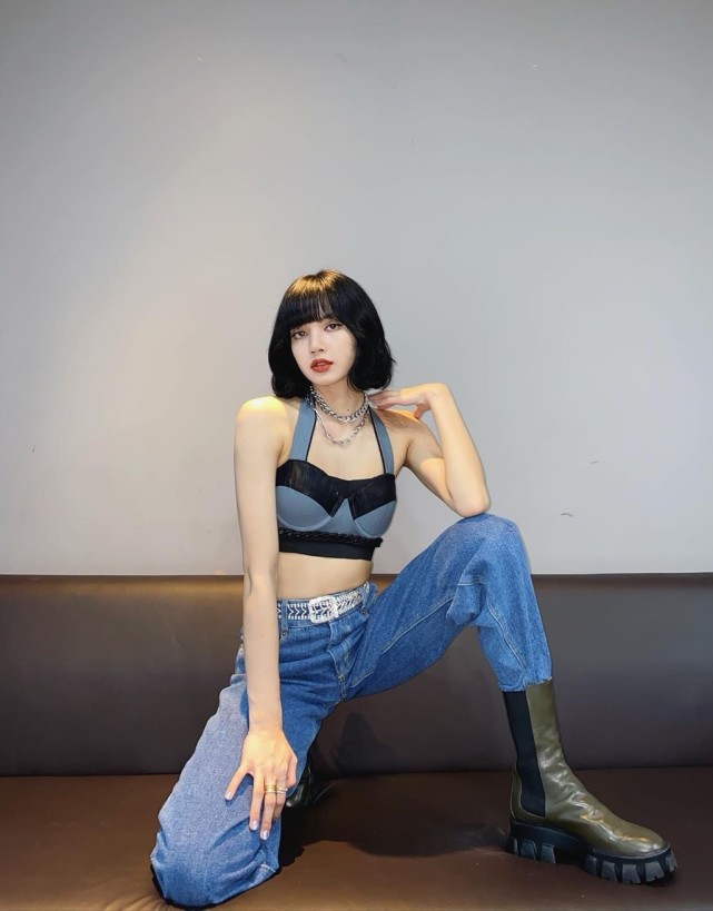 Lisa的小蠻腰絕了! 將露臍裝+牛仔褲穿得出彩,很潮很有範兒