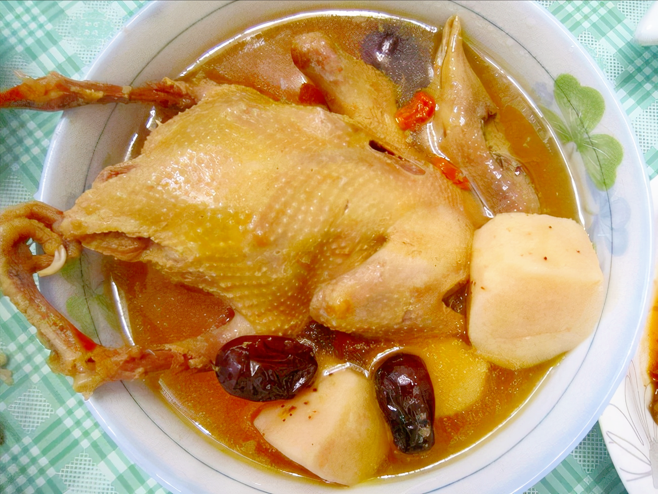 燉鴿子湯時，用老鴿還是乳鴿？ 教你正確的做法，湯汁鮮美沒有腥味