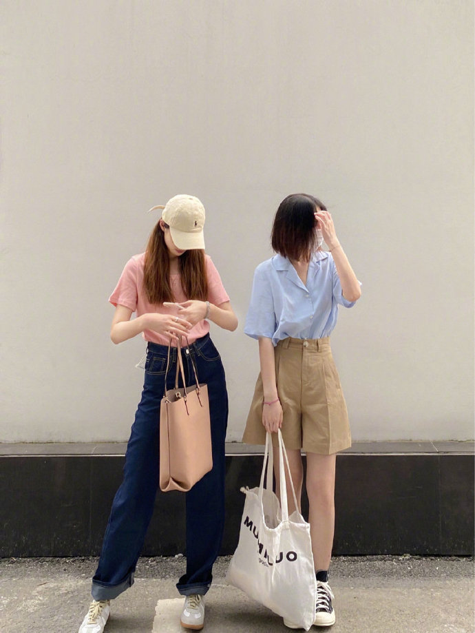 人生難得一閨蜜,2020年閨蜜穿搭火了,街頭時髦閨蜜裝穿起來