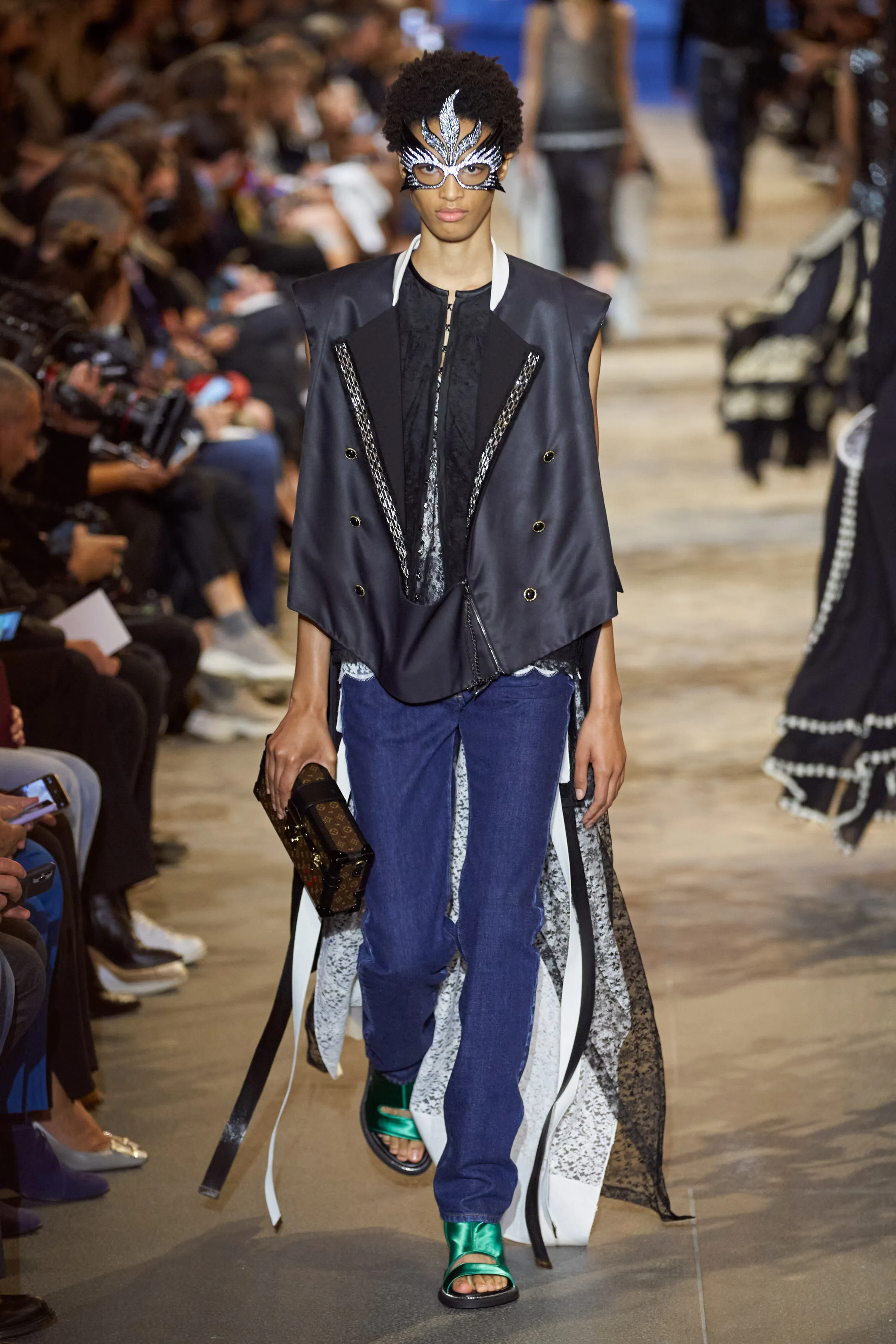 路易威登Louis Vuitton(LV)2022春夏系列女裝,披肩式的時尚